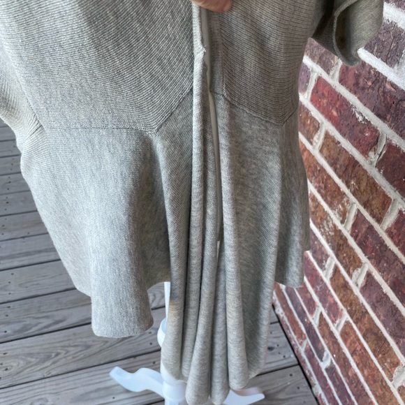 Ladies Banana Republic Gray Semi Sheer Longer Front Short Sleeve Cardigan Small - Picture 5 of 11